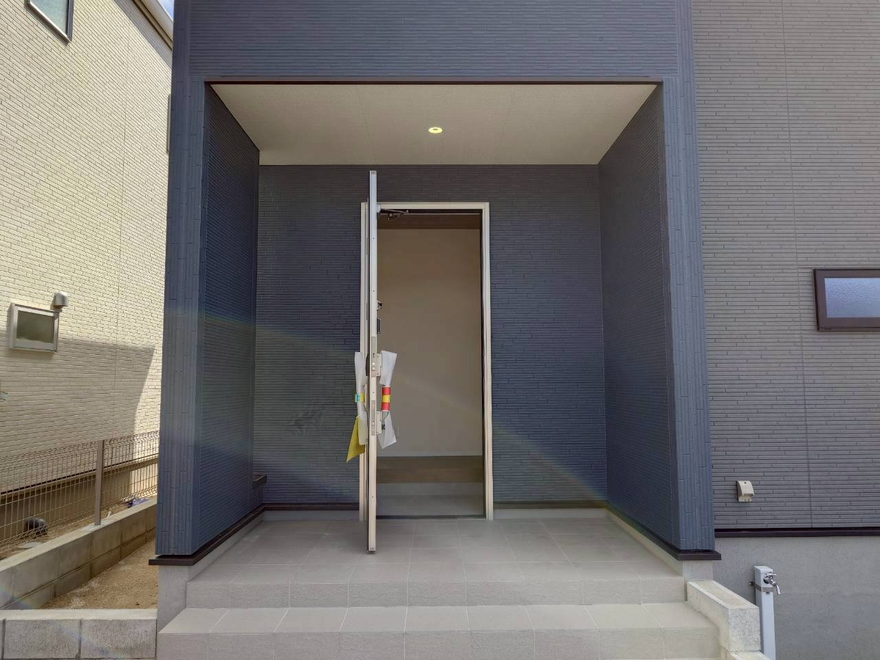 ーリーブルガーデンー小倉南区長行西第五【小倉南区　新築戸建て】の玄関|玄関には屋根もあり雨の日のドアの開閉も焦らず安心【小倉南区　新築戸建て】
