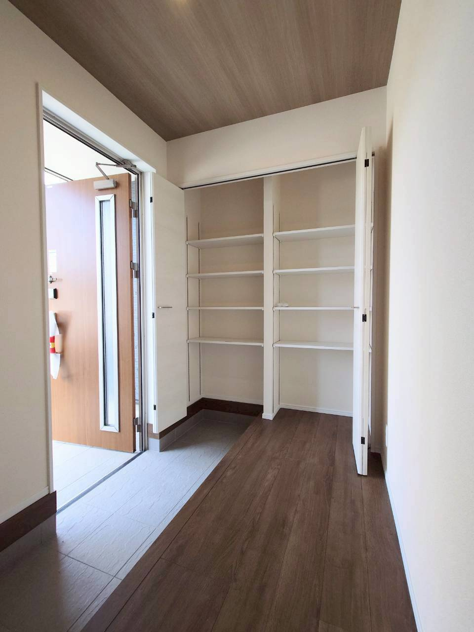 ーリーブルガーデンー小倉南区長行西第五【小倉南区　新築戸建て】の玄関|シューズボックス完備の明るい玄関【小倉南区　新築戸建て】