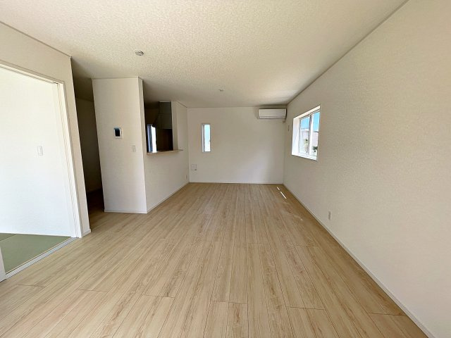 新築戸建・新築建売　矢吹町一本木第6　善郷小・矢吹中の居間・リビング|キッチンの前にダイニングテーブルを設置すれば、お料理の配膳もスムーズです！