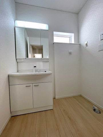 新築戸建・新築建売　矢吹町一本木第6　善郷小・矢吹中の独立洗面台|三面鏡洗面台で朝の身支度もしやすい＆収納力も◎洗面台に物を置かずすっきり清潔に保つことができます！