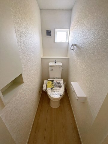 新築戸建・新築建売　矢吹町一本木第6　善郷小・矢吹中のトイレ|白を基調としており小窓で換気ができるので清潔感のある空間。ペーパーホルダーが2つあるのも便利です！