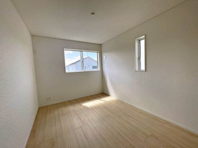 新築戸建・新築建売　矢吹町一本木第6　善郷小・矢吹中の洋室|6帖の洋室は2面採光でたっぷりと日差しが入り明るいお部屋です！