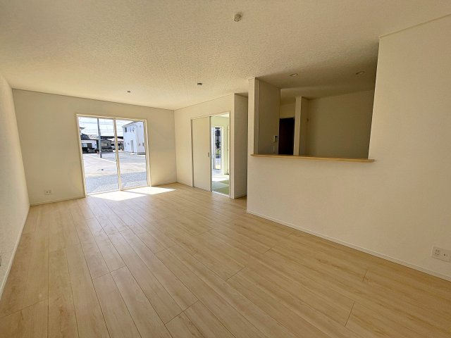新築戸建・新築建売　矢吹町一本木第6　善郷小・矢吹中の居間・リビング|18帖のLDKはゆったりとしたリビングは南側の大きな窓から日差しが入ります！