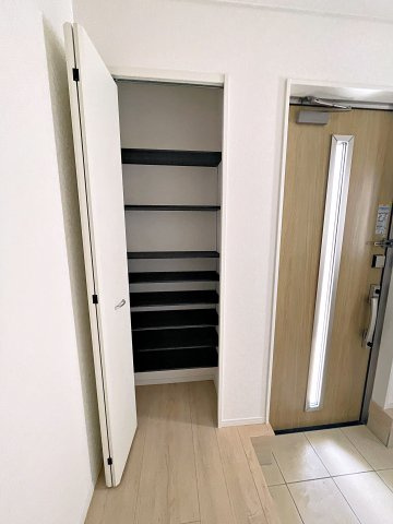 新築戸建・新築建売　矢吹町一本木第6　善郷小・矢吹中の玄関|大容量のシューズボックスがあり収納豊富な玄関スペース。玄関ドアから日差しが入り明るいです！