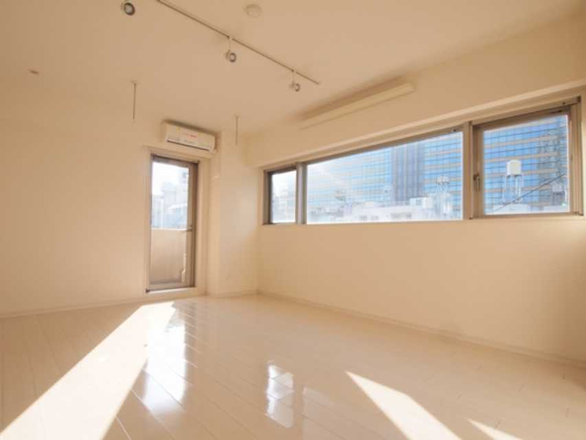 プランドール　駅近　駐車場　南西角部屋の居間・リビング