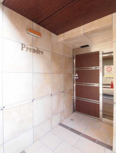 プランドール　駅近　駐車場　南西角部屋のエントランス