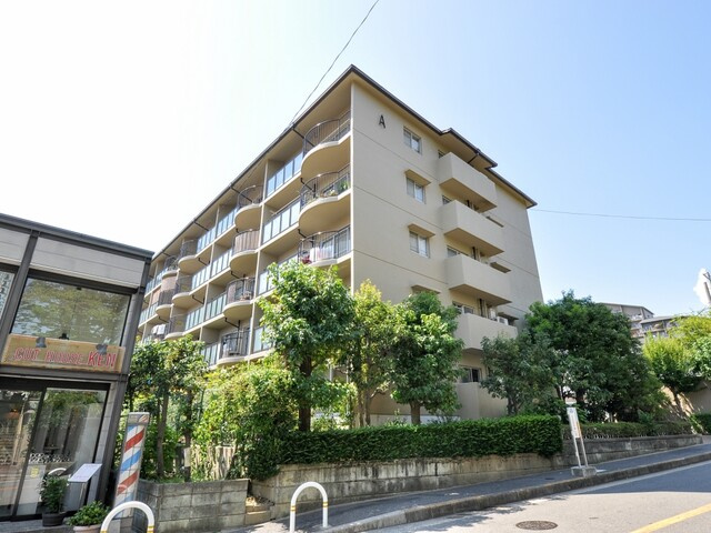 メゾン千里丘A棟の外観