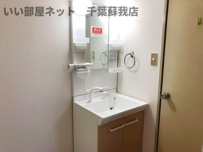 ハイツカメリヤの洗面所|明るい洗面所です