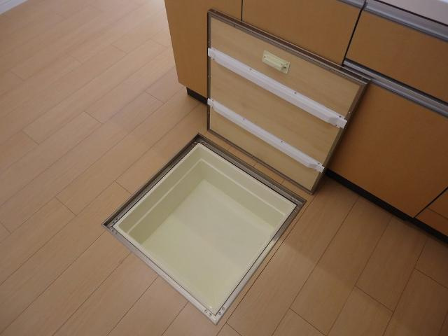 ツリービューオレンジのキッチン|床下収納