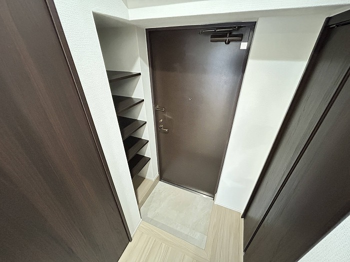 ロマネスク渡辺通第2の玄関|シューズボックス付きなので付きなので玄関をきれいに保てます☆靴が多い方も収納場所には困りません☆
