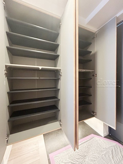 【収納】 | ユアコート東長崎 | 大型でトールタイプのシューズボックスを配しました。棚板は可変式になっており、たくさんの靴のほか、小物も収納できるゆとりがあります。～即日のご見学可能～　お問合せはお気軽にどうぞ。

