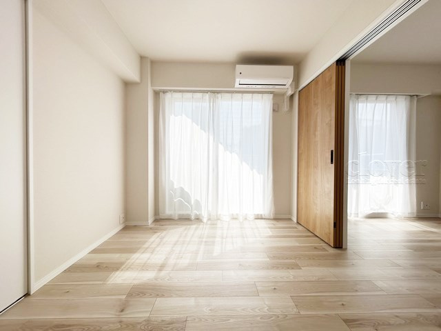 【子供部屋】 | ユアコート東長崎 | 窓から明るい光が差し込む洋室。ベッドを置いて個人居室にする場合は、多くの時間を過ごすことになる空間です。使い勝手や落ち着きを想像してください。～即日のご見学可能～　お問合せはお気軽にどうぞ。
