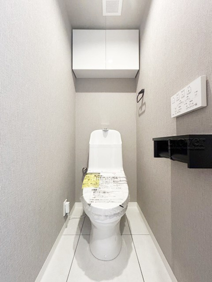 【トイレ】 | ユアコート東長崎 | 上部に収納を備えたトイレです。自宅の中でも最もプライベートな空間だからこそ、ほしい「落ち着き」がここにあります。～即日のご見学可能～　お問合せはお気軽にどうぞ。
