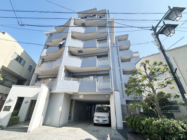 【外観】 | ユアコート東長崎 | 手入れの行き届いた外壁やエントランスなど、「見ればわかる」レベルで清潔感を保ったマンションです。築年数を感じさせない姿で皆様をお出迎えします。～即日のご見学可能～　お問合せはお気軽にどうぞ。
