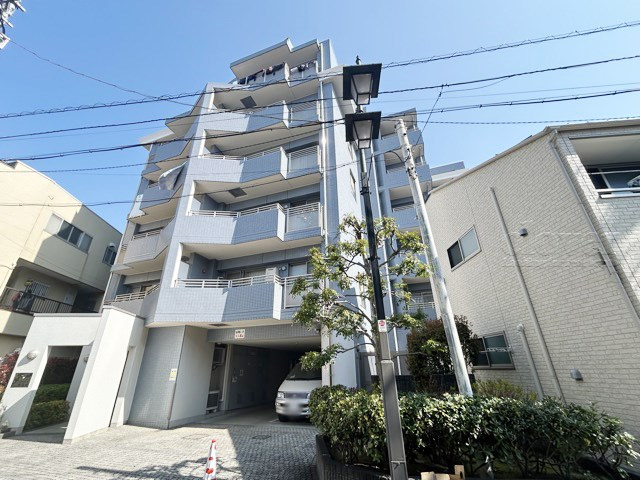  | ユアコート東長崎 | 外観と前面道路の様子。～即日のご見学可能～　お問合せはお気軽にどうぞ。
