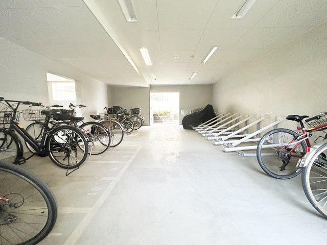 【駐輪場】 | ユアコート東長崎 | 自転車置き場。マンションの共用部にあたります。空きの有無や駐輪料金、各戸の台数制限などについては、改めてお問い合わせください。～即日のご見学可能～　お問合せはお気軽にどうぞ。
