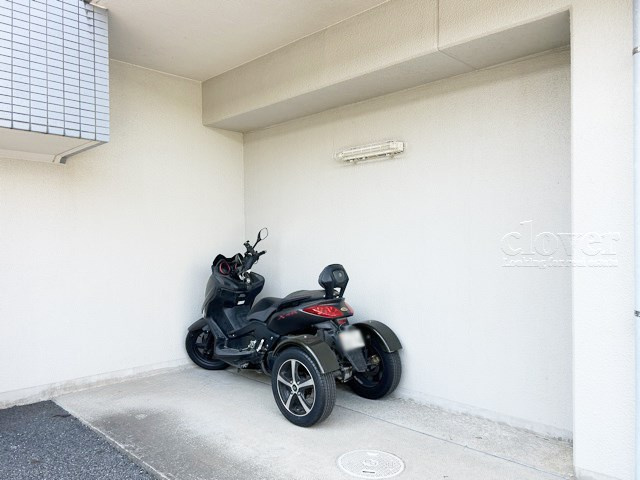 【駐車場】 | ユアコート東長崎 | バイク置き場。空き区画の有無や駐輪料金、サイズおよび排気量規定などについては、改めてお問い合わせください。～即日のご見学可能～　お問合せはお気軽にどうぞ。
