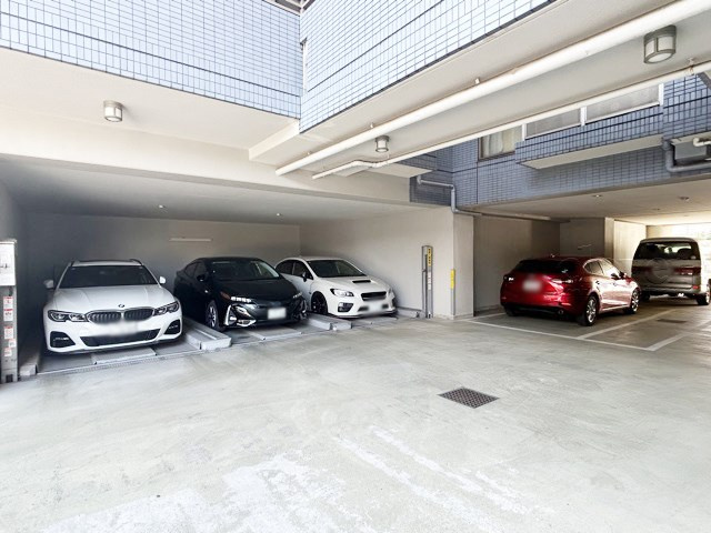 【駐車場】 | ユアコート東長崎 | マンションの駐車場スペース。空きの有無や駐車料金、サイズ規定などについては、改めてお問い合わせください。～即日のご見学可能～　お問合せはお気軽にどうぞ。

