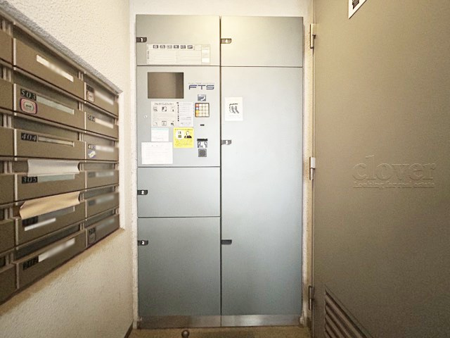 【設備】 | ユアコート東長崎 | 仕事をしたり、家をあけがちな人にとっては必須となる、宅配BOX。ネット通販や宅配サービスの利用頻度が高い人にとっても、うれしい設備です。～即日のご見学可能～　お問合せはお気軽にどうぞ。
