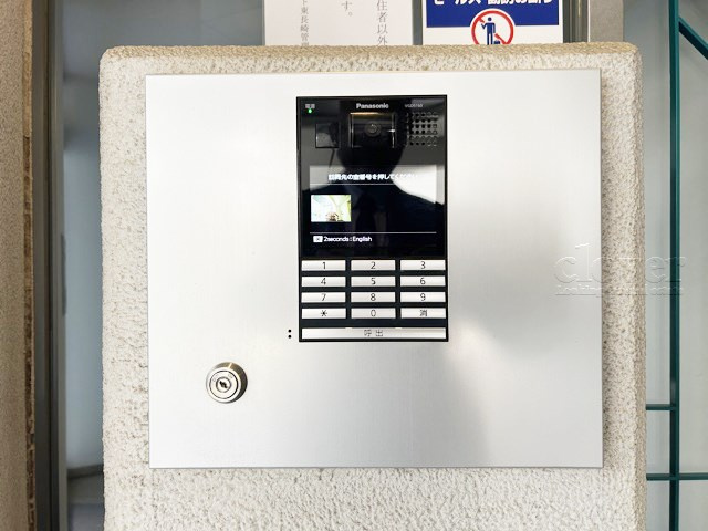 【防犯設備】 | ユアコート東長崎 | モニター（カメラ）付きのオートロックが備えられています。建物のセキュリティ能力の高さは、欠かすことのできないチェックポイントになります。～即日のご見学可能～　お問合せはお気軽にどうぞ。
