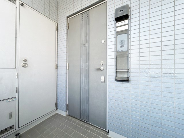 【その他共用部分】 | ユアコート東長崎 | 皆様をお迎えする、お部屋の玄関ドア。開けやすさや開放角度、ドアノブの操作しやすさや鍵の形状などを、現地で一度ご確認ください。～即日のご見学可能～　お問合せはお気軽にどうぞ。
