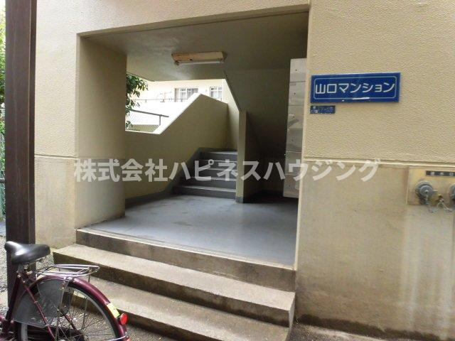 山口マンションのエントランス