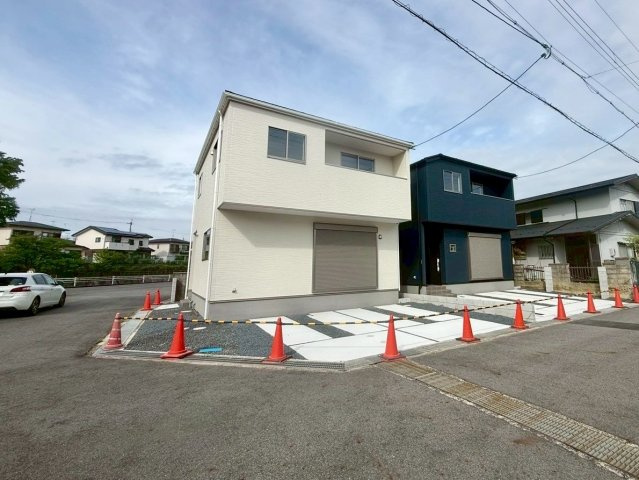 野洲市近江富士2丁目1号地　新築戸建ての前面道路含む現地写真