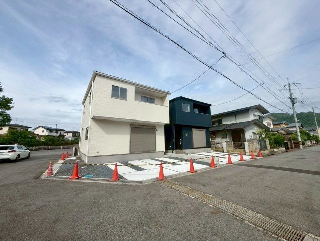 野洲市近江富士2丁目1号地　新築戸建ての前面道路含む現地写真