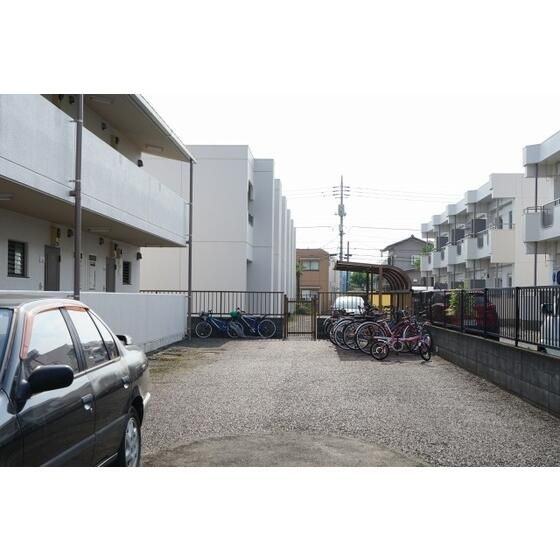 ルミエール本宿四番館の駐車場