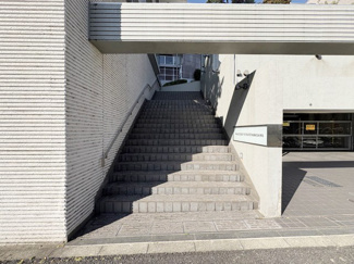 【エントランス】 | オートロックを備えた、マンションのエントランス。やはりセキュリティの観点は欠かすことができません。皆様を“安全”に送り出し、出迎えてくれます。～即日のご見学可能～　お問合せはお気軽にどうぞ。