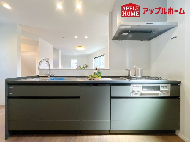[新築住宅] さいたま市浦和区高砂4丁目 全3棟のキッチン|見栄えもよくお手入れもスムーズに出来ます。豊富な収納力もございますので、キッチンスペースをスッキリとお使い頂けそうです。