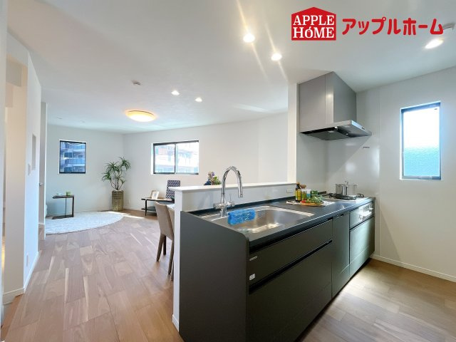 [新築住宅] さいたま市浦和区高砂4丁目 全3棟のキッチン|対面式キッチンは、家族のコミュニケーションを育み、子育て家族にも好適なプラン！リビングで寛ぐご家族をいつも感じられます♪会話を楽しみながら家事ができ、小さいお子様がいても安心です！