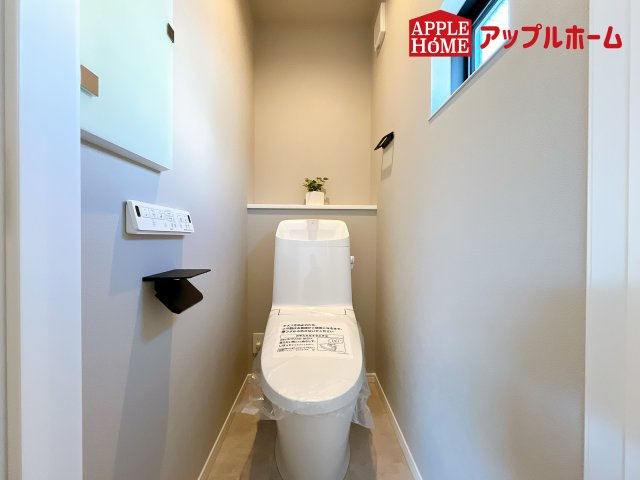 [新築住宅] さいたま市浦和区高砂4丁目 全3棟のトイレ|白を基調とした清潔感のある明るい空間。温水洗浄便座付きで、毎日快適・清潔に使用できます。操作しやすい壁面リモコンを採用しています。