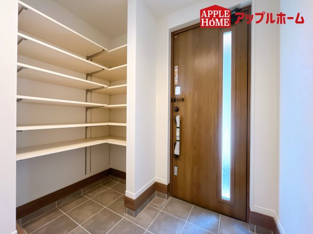 [新築住宅] さいたま市浦和区高砂4丁目 全3棟の玄関|住まう人も来客も入った時にワクワクさせてくれるオシャレな玄関♪収納もたっぷりあるので、靴がたくさんあっても安心！