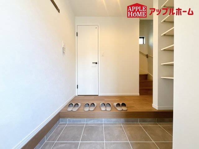[新築住宅] さいたま市浦和区高砂4丁目 全3棟の玄関|明るく清潔感のある玄関でお客様を迎えるスペースをパッと明るい印象に！大容量の収納力で大家族の履物もすっきり収納できます♪