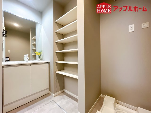 [新築住宅] さいたま市浦和区高砂4丁目 全3棟の独立洗面台|ゆとりの洗面スペースで朝の身支度も快適スムーズに。３面鏡で髪のセットやお化粧もストレスなくこなせ、朝から気分良く通勤通学に向かえそうですね！鏡の裏にはたっぷりと収納スペースを標準装備