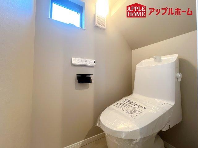 [新築住宅] さいたま市浦和区高砂4丁目 全3棟のトイレ|白を基調とした清潔感のある明るい空間。温水洗浄便座付きで、毎日快適・清潔に使用できます。操作しやすい壁面リモコンを採用しています。