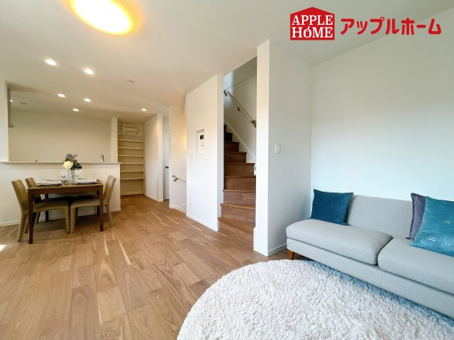 [新築住宅] さいたま市浦和区高砂4丁目 全3棟の居間・リビング|広々リビング×対面キッチンで家族の会話も弾みます♪家族団らんの秘訣は間取りにあり☆夢のマイホームを一緒に叶えましょう！