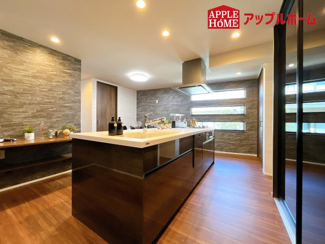 [新築住宅] さいたま市浦和区神明2丁目のキッチン|見栄えもよくお手入れもスムーズに出来ます。豊富な収納力もございますので、キッチンスペースをスッキリとお使い頂けそうです。