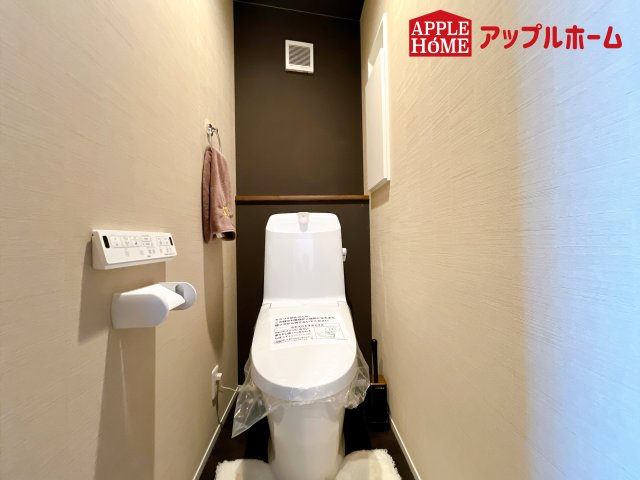 [新築住宅] さいたま市浦和区神明2丁目のトイレ|白を基調とした清潔感のある明るい空間。温水洗浄便座付きで、毎日快適・清潔に使用できます。操作しやすい壁面リモコンを採用しています。