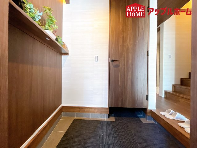 [新築住宅] さいたま市浦和区神明2丁目の玄関|住まう人も来客も入った時にワクワクさせてくれるオシャレな玄関♪収納もたっぷりあるので、靴がたくさんあっても安心！