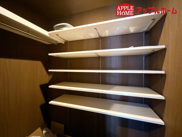 [新築住宅] さいたま市浦和区神明2丁目の収納|明るく清潔感のある玄関でお客様を迎えるスペースをパッと明るい印象に！大容量の収納力で大家族の履物もすっきり収納できます♪