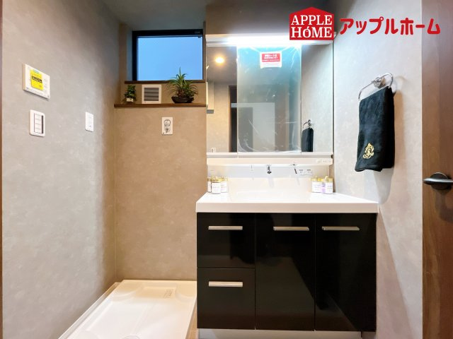 [新築住宅] さいたま市浦和区神明2丁目の独立洗面台|ゆとりの洗面スペースで朝の身支度も快適スムーズに。３面鏡で髪のセットやお化粧もストレスなくこなせ、朝から気分良く通勤通学に向かえそうですね！鏡の裏にはたっぷりと収納スペースを標準装備