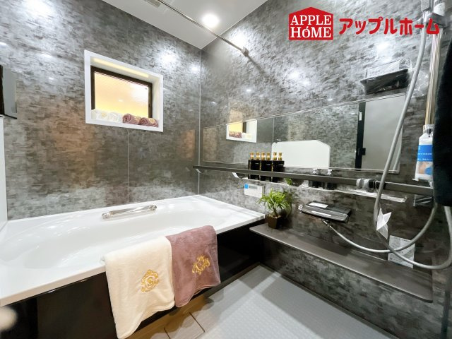 [新築住宅] さいたま市浦和区神明2丁目の浴室|窓付きのバスルームは、採光もあり明るく気持ちの良い空間です。窓があることで、換気環境も良好。掃除もスムーズに出来ます