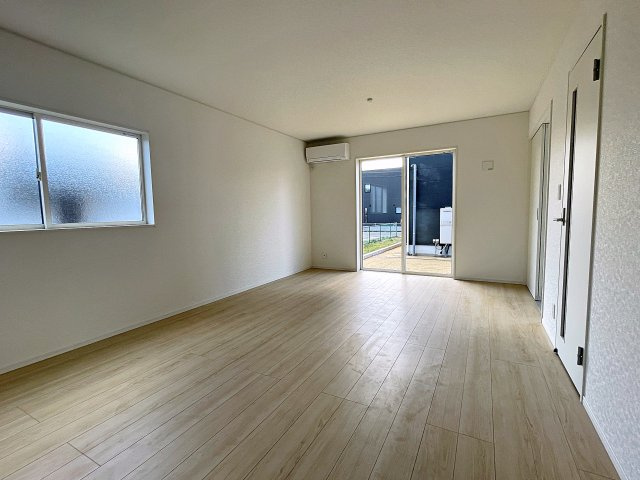 新築戸建・新築建売　矢吹町一本木第6　善郷小・矢吹中の居間・リビング|太陽の日差しが気持ちの良いリビングは広々としているので家具を設置してもゆとりがあります！