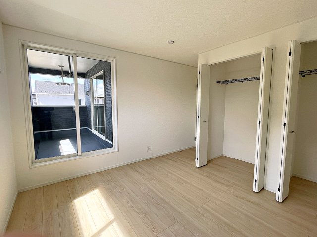 新築戸建・新築建売　矢吹町一本木第6　善郷小・矢吹中の洋室|バルコニーに面しており大きな窓から日差しが入るので気持ちの良いプライベート空間です！