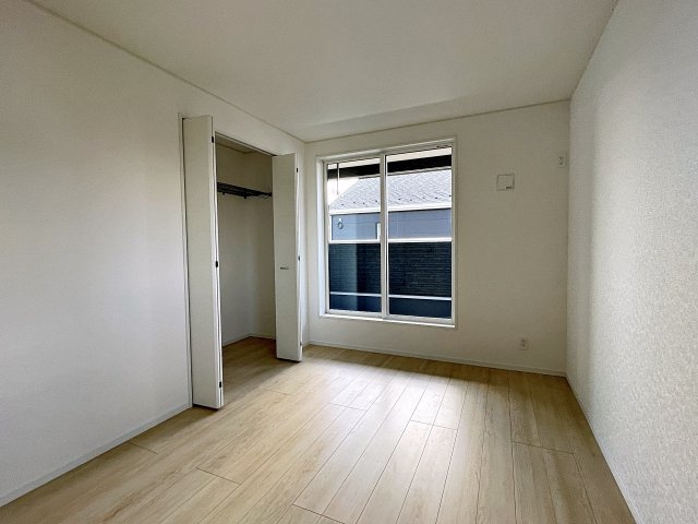 新築戸建・新築建売　矢吹町一本木第6　善郷小・矢吹中の洋室|6.7帖の洋室はバルコニーに面しており南側の窓から太陽の日差しが入る明るいお部屋です！