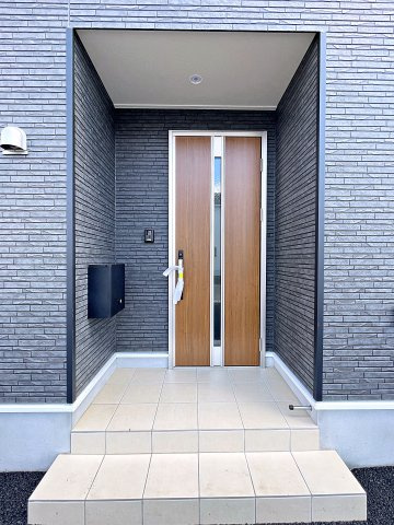 新築戸建・新築建売　矢吹町一本木第6　善郷小・矢吹中の玄関|モニター付きインターホンで訪問者を確認できるので、防犯対策やプライバシー保護など安心です！
