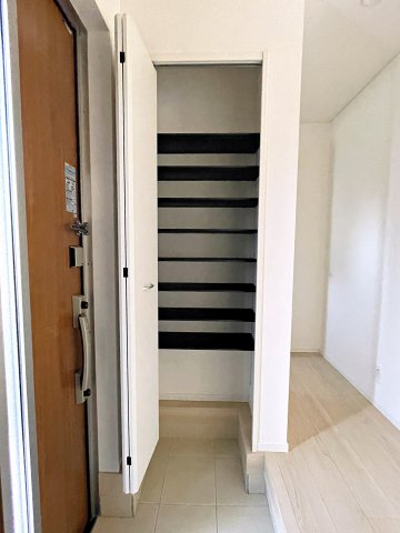 新築戸建・新築建売　矢吹町一本木第6　善郷小・矢吹中の玄関|大容量のシューズボックスがあり収納豊富な玄関スペース。玄関ドアから日差しが入り明るいです！