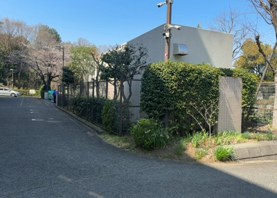 【中庭】 | パークサイド松が谷１号棟 | 中庭（パティオ）とは、一つの建築物の内部に設けられた、壁などで囲われている庭のことを指します。コの字型、ロの字型が主流ですが、L字型の中庭もあります。最近では、インテリア性の高さからも人気があります。